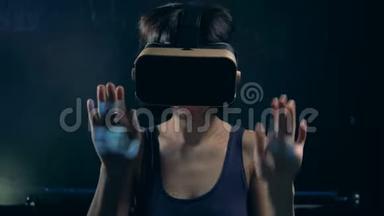 投影虚拟信息和一位虚拟现实眼镜中的女士与之合作